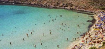Spiaggia di Lampedusa con bagnanti