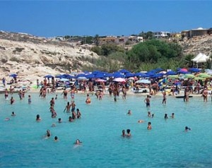 Bagnanti in spiaggia a Lampedusa