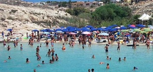 Bagnanti in spiaggia a Lampedusa