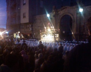 L'urna del Cristo Morto portata in processione - foto di Massimiliano Canale