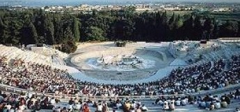 Il teatro Greco di Siracusa. Immagine da virgiliosiracusa.myblog.it