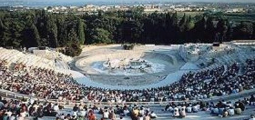 Il teatro Greco di Siracusa. Immagine da virgiliosiracusa.myblog.it