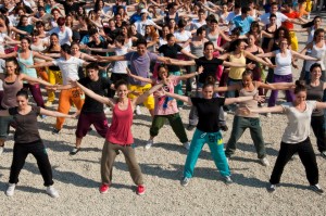 un flashmob, immagine da http://styleandfashion.blogosfere.it/2012/06/pitti-uomo-2012-il-flash-mob-di-free-city-a-pitti-uomo-82-le-foto-e-il-video.html